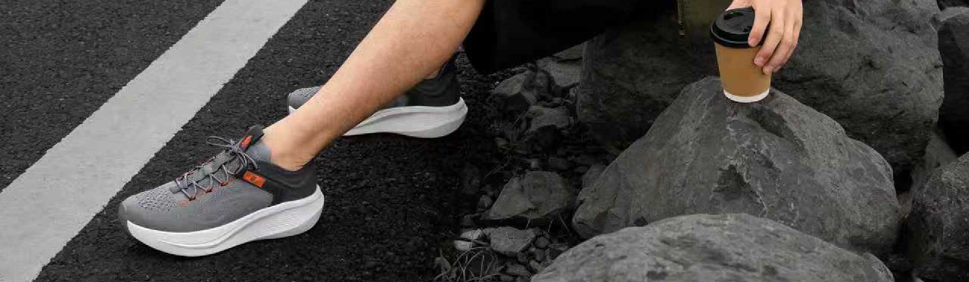 跑者在赛道上准备起跑